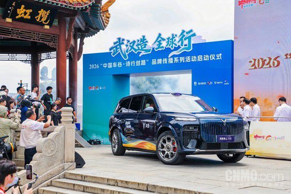 岚图汽车启动“诗行丝路”万里之旅
