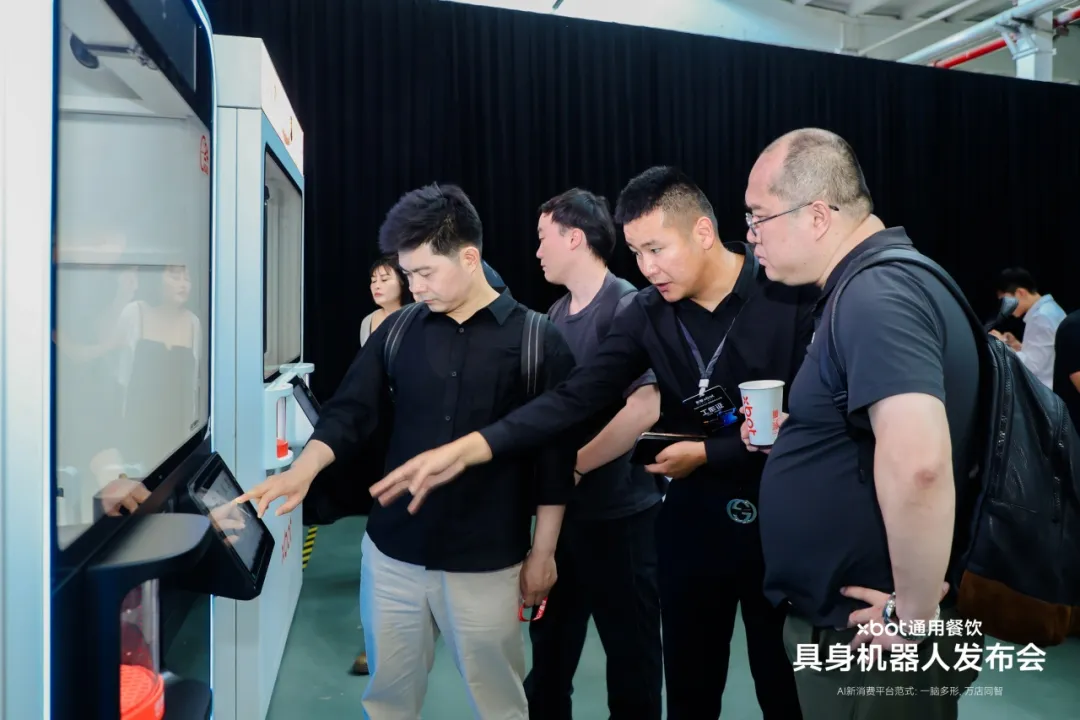 影智XBOT发布XOS 3.0餐饮具身操作系统及三款机器人  第8张