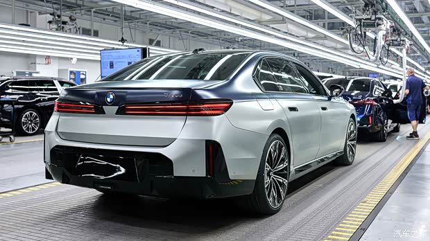 新款宝马7系德国工厂下线 正式进入量产阶段 第6张 新款宝马7系德国工厂下线 正式进入量产阶段 第6张