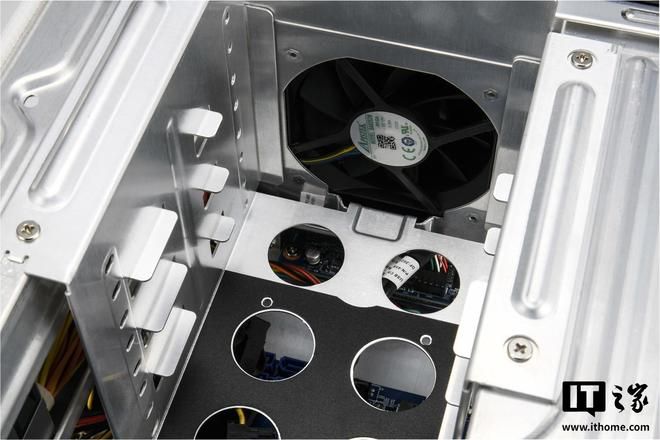 浩鑫推出面向商务市场的紧凑型迷你主机 XPC Barebone SB860R8 第4张 浩鑫推出面向商务市场的紧凑型迷你主机 XPC Barebone SB860R8 第4张