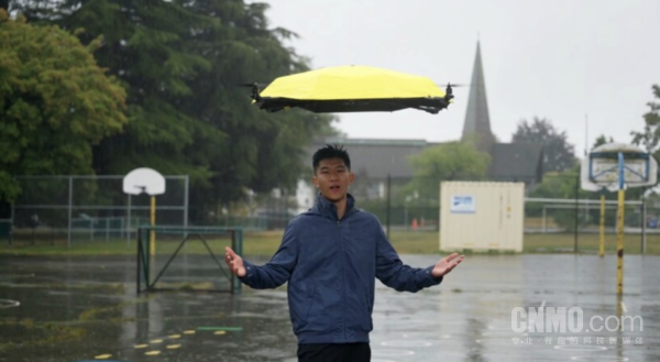 加拿大工程师John Tse研发可自主飞行雨伞实现自动跟随功能