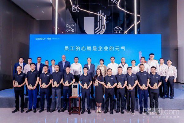 李书福与董明珠同台，为吉利优秀员工颁发格力产品奖项