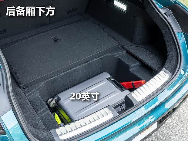 尚界Z7T实车空间体验：修长车身与低趴造型下的实际表现  第11张