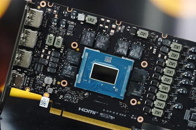 Intel 2026年第一季度推出32GB显存专业显卡 Arc Pro B70,定价仅为24GB竞品一半 第11张 Intel 2026年第一季度推出32GB显存专业显卡 Arc Pro B70,定价仅为24GB竞品一半 第11张