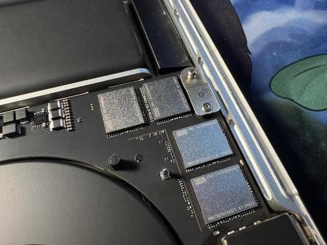 苹果M5 Max MacBook Pro SSD升级费用达3000美元 部分用户尝试自行更换NAND闪存 第3张 苹果M5 Max MacBook Pro SSD升级费用达3000美元 部分用户尝试自行更换NAND闪存 第3张