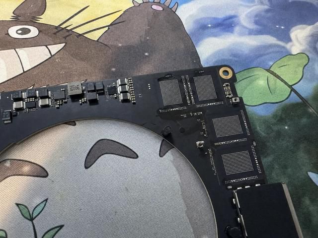 苹果M5 Max MacBook Pro SSD升级费用达3000美元 部分用户尝试自行更换NAND闪存 第2张 苹果M5 Max MacBook Pro SSD升级费用达3000美元 部分用户尝试自行更换NAND闪存 第2张