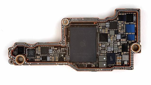 iPhone 18 Pro 系列主板高清图流出，A20 Pro 2nm 芯片封装细节曝光