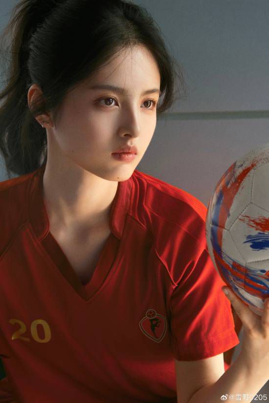 周星驰经纪人官宣雪野为《功夫女足》女主角 时隔八年再推星女郎 第2张 周星驰经纪人官宣雪野为《功夫女足》女主角 时隔八年再推星女郎 第2张