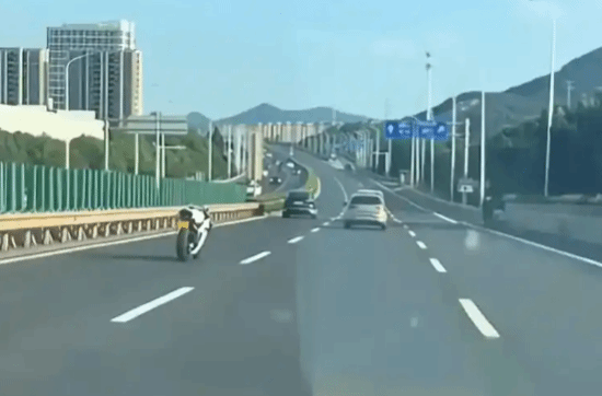浙江湖州高架桥现无人驾驶摩托车 一分多钟平稳行驶引关注