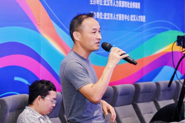 退役军人万晓明：49岁从央企离职，每天4小时学习AI与自媒体