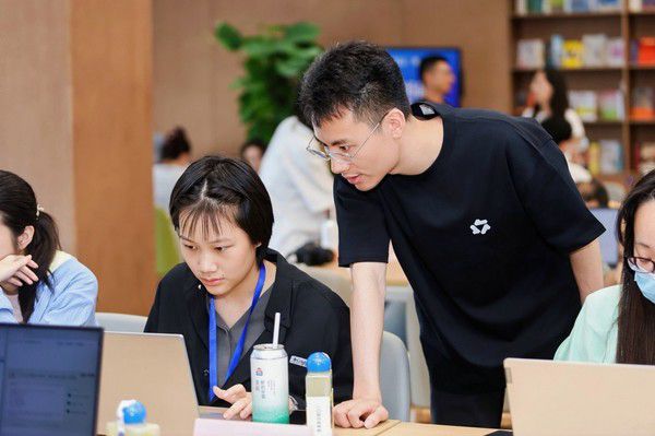 退役军人万晓明:49岁从央企离职,每天4小时学习AI与自媒体 第3张 退役军人万晓明:49岁从央企离职,每天4小时学习AI与自媒体 第3张
