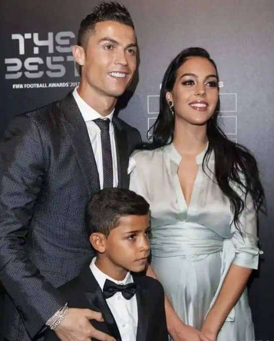 C罗推迟与乔治娜婚礼 原计划2026年世界杯决赛后完婚 第3张 C罗推迟与乔治娜婚礼 原计划2026年世界杯决赛后完婚 第3张